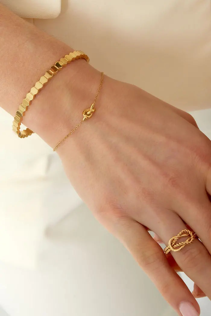 Armband met geknoopte bedel