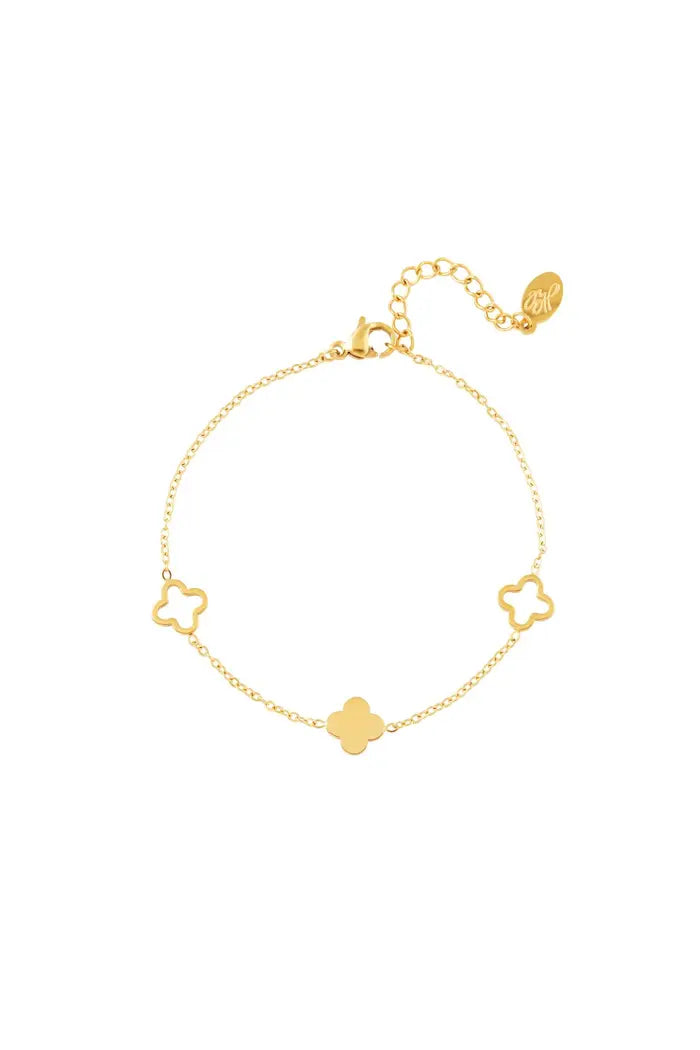 Roestvrijstalen armband met klavertjes. De armband is verkrijgbaar in de kleur goud. Leuk te combineren met de soortgelijke ketting.