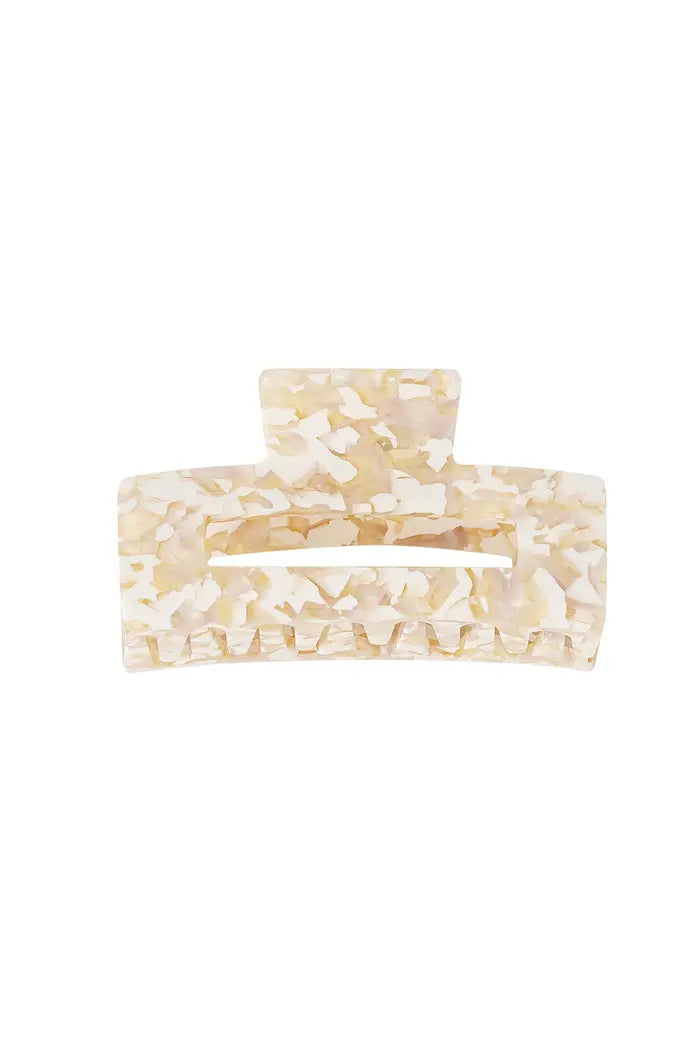 Prachtige beige haarklem met print! Deze haarklem is perfect om jouw haar op meerdere manieren leuk op te steken! Zo kun je ervoor kiezen om al jouw haren op te steken maar is het ook zeker leuk om een gedeelte van je haar op te steken! De haarklem is gemaakt van plastic en heeft de afmeting: 7,5 x 3,5 cm.