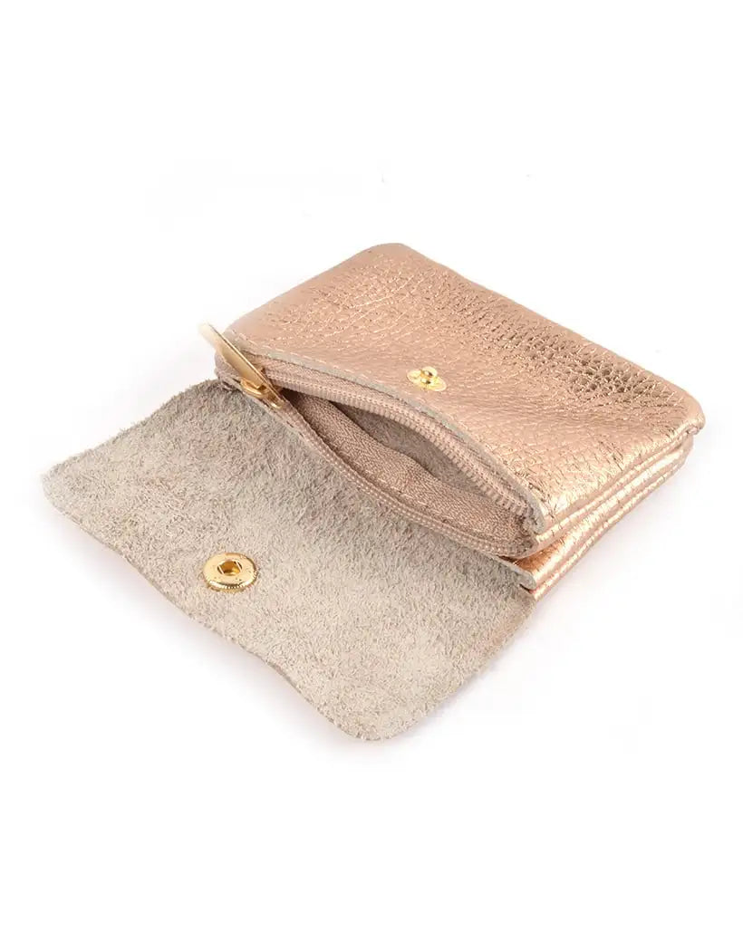 Mini leren & portemonnee met een vakje voor briefgeld en een vakje met rits. Verkrijgbaar in het brons en goud.