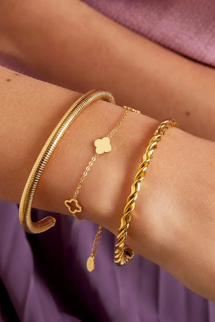 Roestvrijstalen armband met klavertjes. De armband is verkrijgbaar in de kleur goud. Leuk te combineren met de soortgelijke ketting.