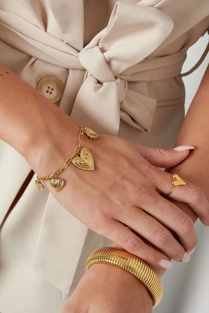 Hoe geweldig is onze charm collectie? We hebben tal van matching armbanden en kettingen met leuke bedels. Het materiaal van de sieraden is stainless steel.