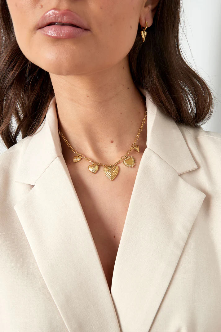 Hoe leuk is deze bedelketting met vrolijke hangertjes? Een must voor jouw necklace party. De ketting is gemaakt van stainless steel. De afmeting van de ketting is 38 centimeter en hij is 5 centimeter te verstellen.
