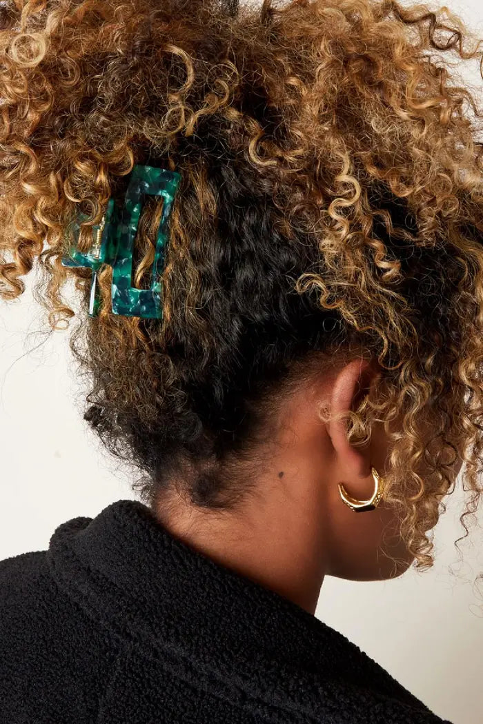 Prachtige beige haarklem met print! Deze haarklem is perfect om jouw haar op meerdere manieren leuk op te steken! Zo kun je ervoor kiezen om al jouw haren op te steken maar is het ook zeker leuk om een gedeelte van je haar op te steken! De haarklem is gemaakt van plastic en heeft de afmeting: 7,5 x 3,5 cm.