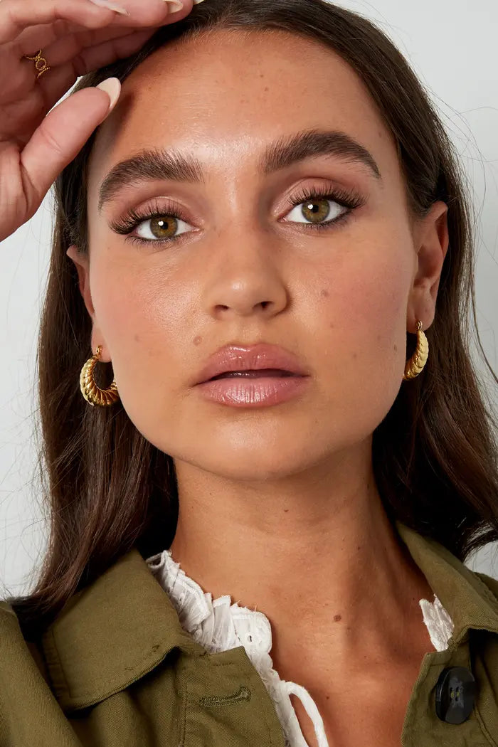 Wauw! Hoe tof zijn deze statement gouden gedraaide ovalen oorbellen in een sierlijk model! Mega trendy en superleuk te combineren met meerdere statement sieraden. Erg leuk om deze oorbellen tijdens een feestje of festival te dragen. De oorbellen zijn gemaakt van stainless steel en hebben een afmeting van 3,15 cm.