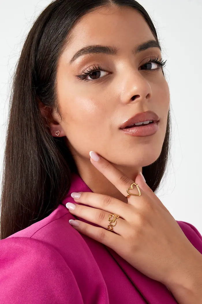 Wauw! Hoe tof is deze gouden ring in de vorm van een handgemaakt hartje! Mega trendy en erg leuk te combineren met meerdere subtiele ringen. De ring is daarnaast erg leuk te combineren met meerdere trendy sieraden en accessoires. De ring is gemaakt van stainless steel en is one size waardoor de ring super eenvoudig te vormen is naar jouw vinger, ideaal!