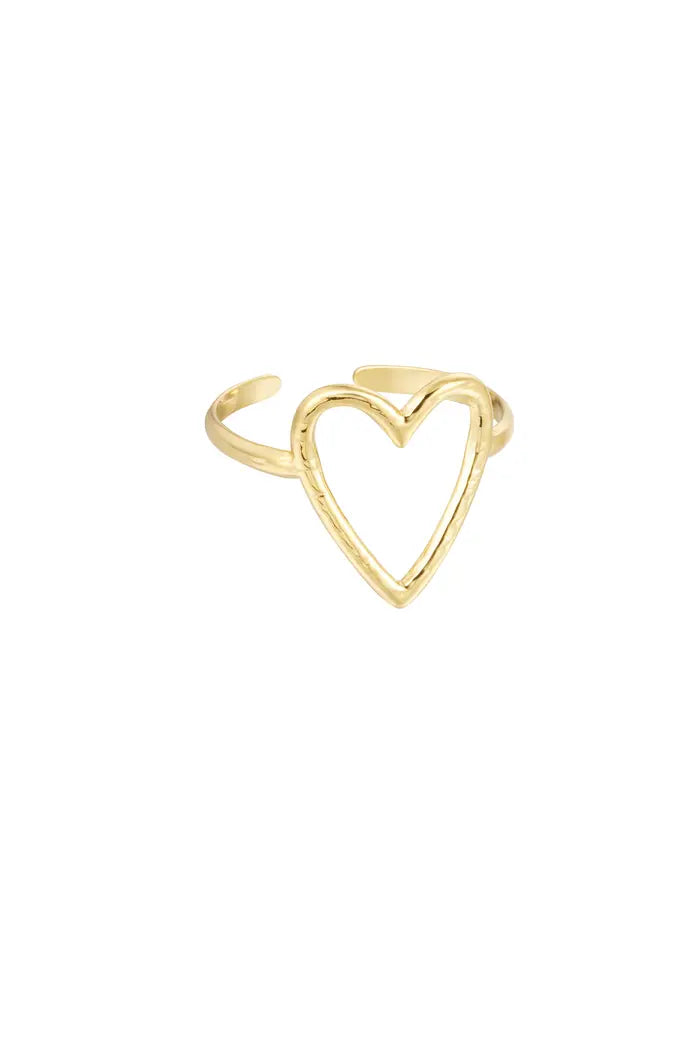 Wauw! Hoe tof is deze gouden ring in de vorm van een handgemaakt hartje! Mega trendy en erg leuk te combineren met meerdere subtiele ringen. De ring is daarnaast erg leuk te combineren met meerdere trendy sieraden en accessoires. De ring is gemaakt van stainless steel en is one size waardoor de ring super eenvoudig te vormen is naar jouw vinger, ideaal!