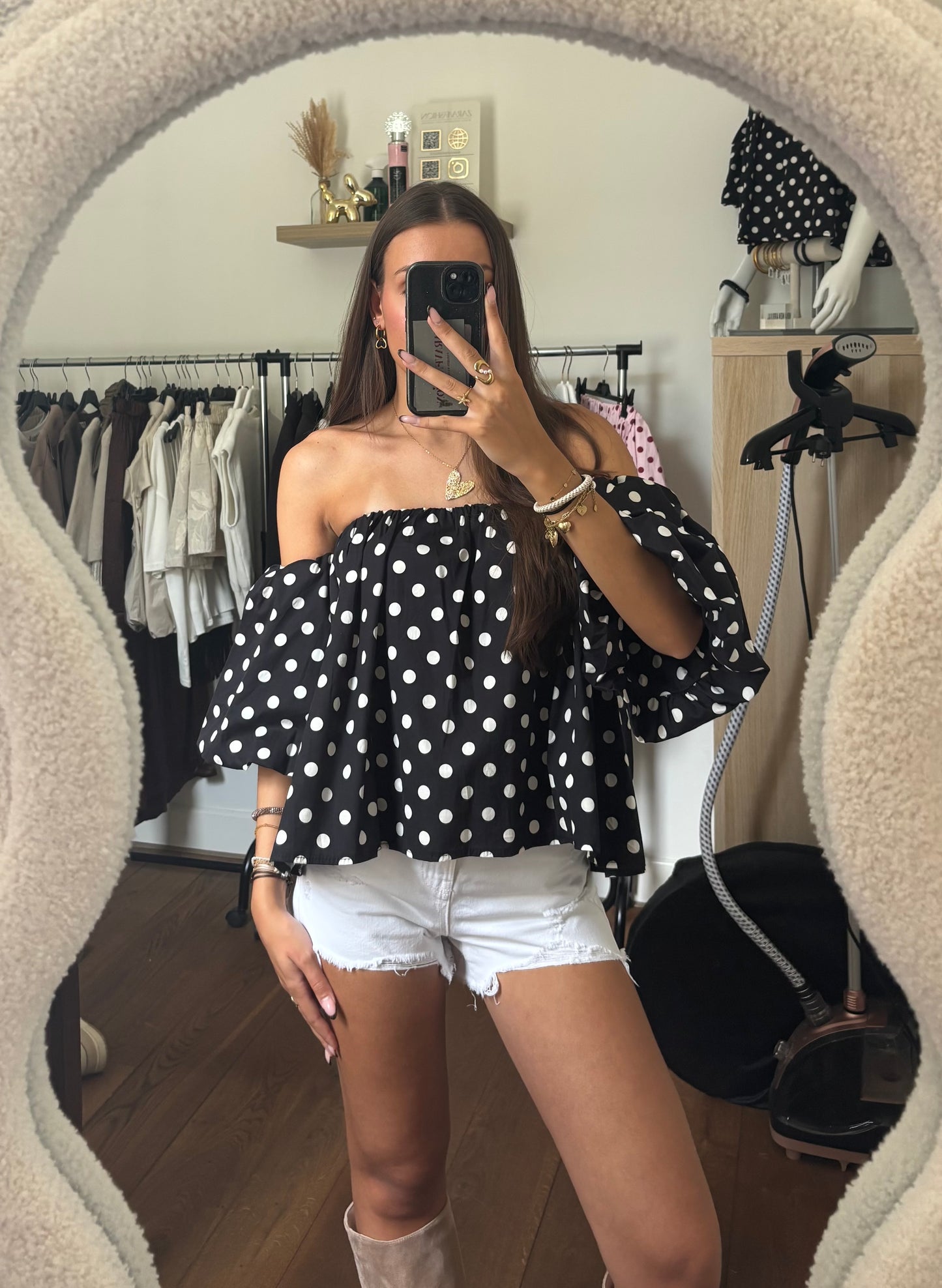 Off shoulder polkadot top - zwart