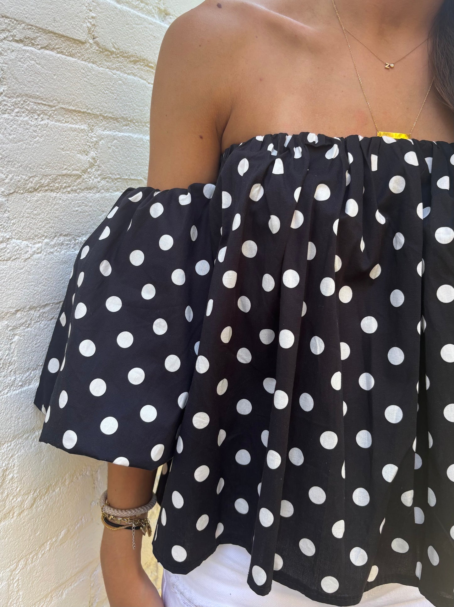 Off shoulder polkadot top - zwart
